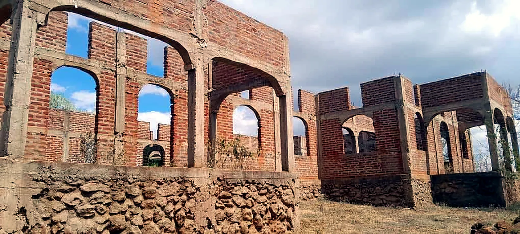 Every arch is turned and closed. Above them there is sky where the roof belongs.